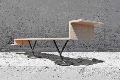 Tisch und Stehpult zugleich: Der mit dem Designpreis ausgezeichnete Entwurf besteht aus einer Holzplatte und Y-förmigen Beinen auf runden Metalltellern.  Foto: Gronych + Dollega Architekten 