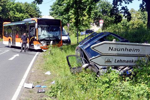 Ein Auto kollidiert mit einem Linienbus in Wetzlar-Naunheim: Zuvor hat die Fahrerin des Wagens beim Abbiegen den Bus übersehen.