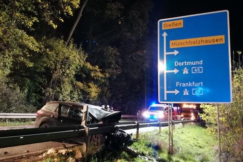 Auf der Landstraße L3451 in Wetzlar-Dutenhofen hat es am Mittwochabend einen Unfall zwischen einem Pkw und einem Linienbus gegeben.