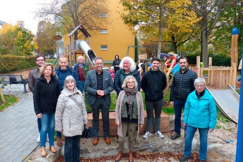 Oberbürgermeister Manfred Wagner (6. v. l.) eröffnet den Spielplatz mit Familien und anderen Verantwortlichen.  Foto: Stadt Wetzlar 