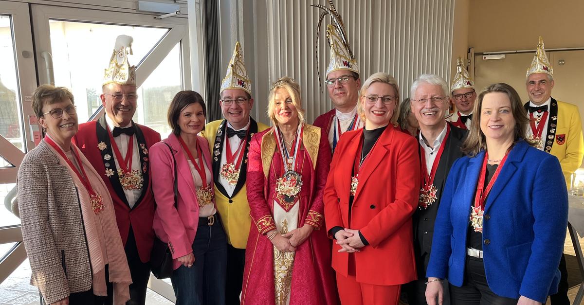 Leute-Leute-Narretei-und-Politik-und-im-Osten-das-Grauen