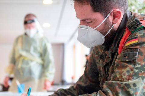 Im Lahn-Dill-Kreis könnten Soldaten der Bundeswehr bald in Alten- und Pflegeheimen bei Schnelltests helfen.  Foto: Sebastian Gollnow/dpa 