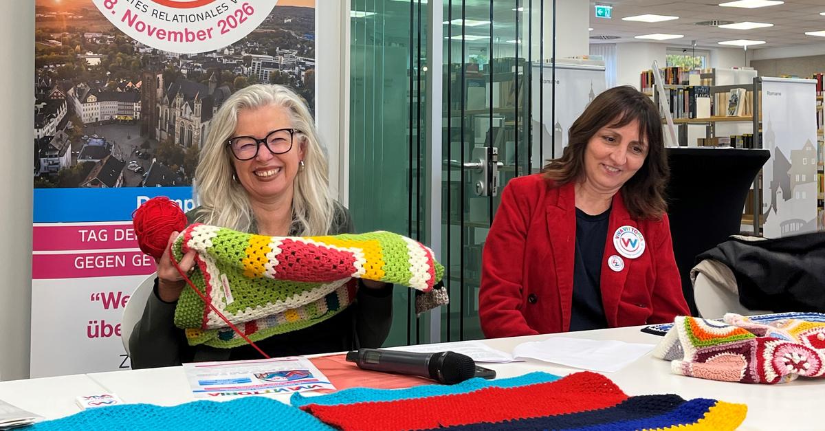 gegen-gewalt-an-frauen-strickaktion-auf-wetzlarer-domplatz