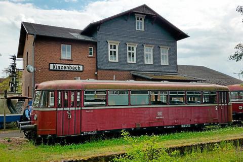 Am Ziel der Fahrt, dem Heimatmuseum in Kinzenbach, ist die Kanonenbahn am deutlichsten zu sehen: Hier stehen zwei alte Schienenbusse, die zuletzt auf der Strecke unterwegs waren, auf der im Mai 1980 der Personenverkehr endete.  Archivfoto: Pascal Reeber 
