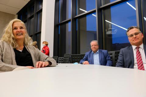 Beobachter der politischen Diskussion (v. l.): Monika Lehr, Leiterin der Käthe-Kollwitz-Schule in Wetzlar, Matthias Riedesel, Leiter der Kaufmännischen Schulen in Dillenburg sowie Jonas Dormagen, Leiter der Gewerblichen Schulen in Dillenburg.  Foto: Jörgen Linker 