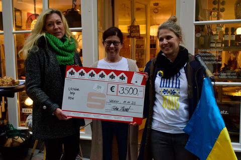 Anne Kickers (Mitte) vom Verein "Ukraine help now" freut sich über eine Spende in Höhe von 3500 Euro, die sie aus den Händen von Bettina Daniel und Kathrin Hümmerich entgegennimmt.