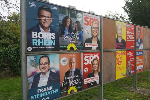Die ersten Wahlplakate für die diesjährige hessische Landtagswahl hängen in Wetzlar bereits dicht an dicht.