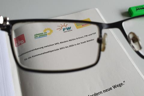 39 Seiten lang ist der Koalitionsvertrag zwischen SPD, Grünen, Freien Wählern und FDP in Wetzlar. Die vier Fraktionen haben das gemeinsame Werk nach Zustimmung der jeweiligen Stadtverbände am Freitag vorgestellt.  Foto: Pascal Reeber