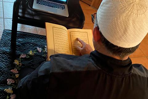 Koranlesung via Skype: Im diesjährigen Ramadan ist für Wetzlars Muslime, hier Cemil Özkan, wenig, wie sie es seit jeher gewohnt waren.  Foto: Rabia Özkan 