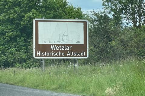 Das Motiv ausgeblichen und kaum noch zu erkennen: Die Hinweistafel an der B49, die Besucher nach Wetzlar locken soll, macht längst keinen einladenden Eindruck mehr.