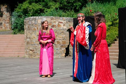 Diskussion auf der Bühne im Rosengärtchen: Prinzessin (Lisa Hartmann, v.l.) redet mit dem König (Anthony Krauskopf) und der Königin (Susanne Gellert). Foto: Markus Fritsch 