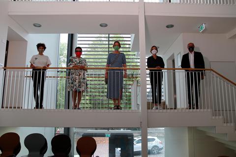 Stellen die neuen Formate im Stadt- und Industriemuseum vor (v.l.): Studentin Mara Weinert, Kulturamtsleiterin Kornelia Dietsch, Anja Eichler, Leiterin der Städtischen Museen, Claudia Hattendorff, Institut für Kunstpädagogik, Justus-Liebig-Universität Gießen, und Kulturdezernent Jörg Kratkey. Es fehlen Franca M. Schmidt und Leonie Heupel. Foto: Tanja Freudenmann 
