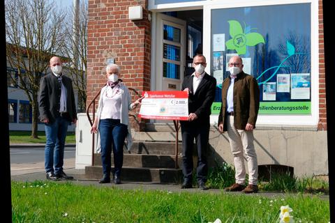 Vertreter des Lions Club Wetzlar-Solms übergeben den symbolischen Spendenscheck an die Vorsitzende des Kinderschutzbunds Lahn-Dill (v. l.): Boris Schmidt-Burbach, Gudrun Geissler, Wolfgang Bunk und Christopher Haas.  Foto: Lions Club Wetzlar-Solms 