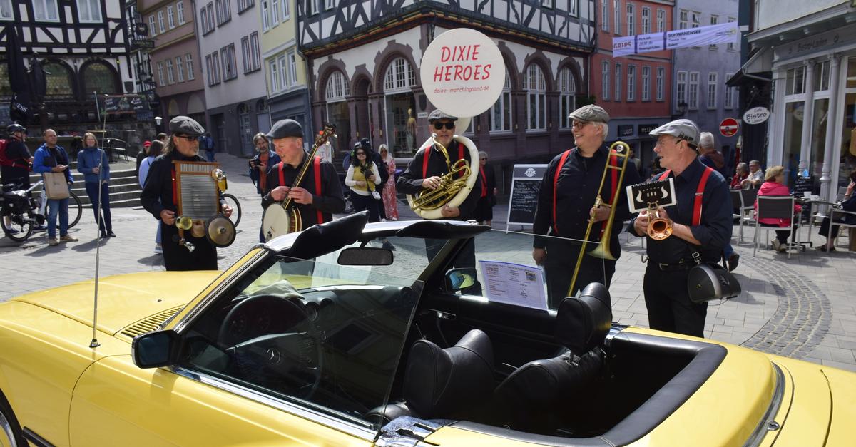 Admire vintage cars and stroll through the old town