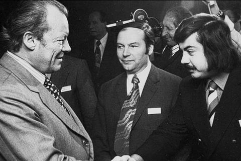 Helmut Wirth (Mitte), der frühere Bundeskanzler Willy Brandt (links) und Redakteur Klaus Rein im alten Pressehaus.       Foto: AZ Archiv