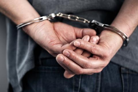 Ein Mann wird in Handschellen abgeführt. Symbolfoto: Brian Jackson/Fotolia