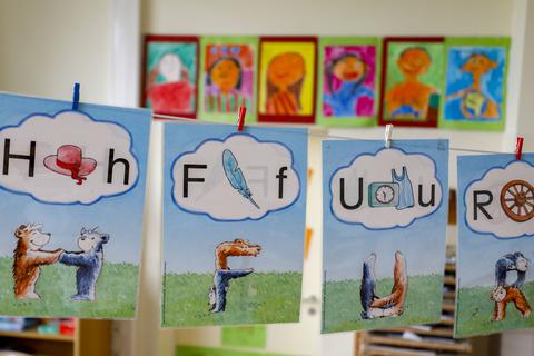 An einer Leine im Klassenraum der 1a hängen Buchstaben, 18 haben die Kinder schon gelernt. Foto: Sascha Kopp