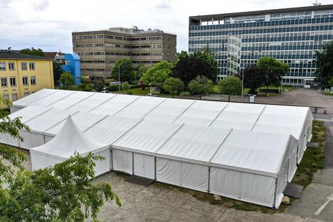 Hier wird nicht gefeiert: Zwei Zelte für das Schreiben von Klausuren wurden auf dem Campus aufgestellt. Foto: Sascha Kopp