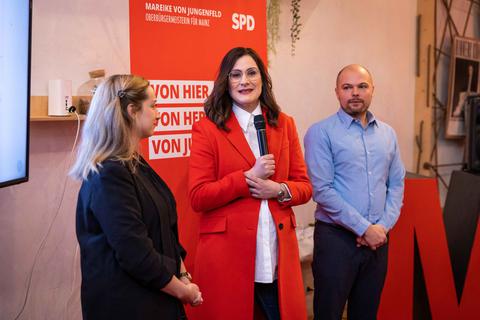 Nach der Niederlage bei der OB-Wahl stellt sich die Frage, ob Kandidatin Mareike von Jungenfeld (Mitte) weiter gemeinsam mit Christian Kanka (rechts) Co-Vorsitzende der Mainzer SPD bleiben kann.