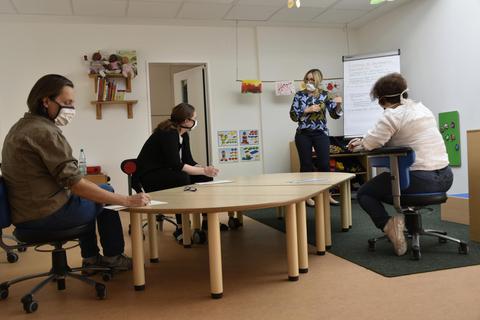 Sonst tummeln sich in diesem Raum der Kita Neustadtzentrum Kinder, nun treffen sich dort Mitarbeiter zum Meeting. Foto: Stadt Mainz