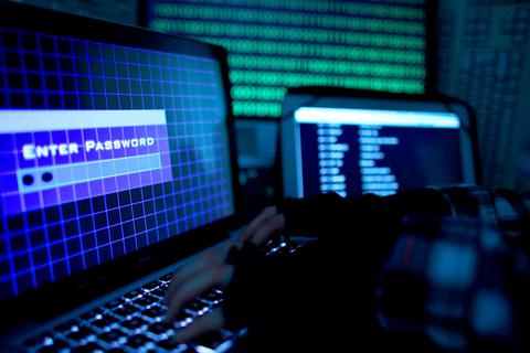 Passwörter schützen Laptops und Smartphones im Prinzip vor kriminellen Zugriffen, sie sind aber zugleich oft die Schwachstellen, über die sich Hacker Zutritt zu Konten verschaffen. Archivfoto: dpa  