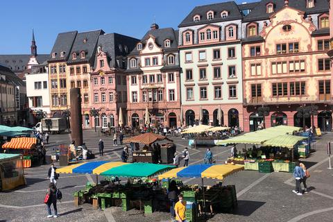 Am Dienstagmittag genossen viele Mainzer noch die Sonne vor den Cafés am Markt. Damit ist ab Donnerstag Schluss. Foto: Harald Kaster