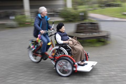 Das Gonsenheimer „Seniorenzentrum Jockel Fuchs“ ist in Besitz einer zweiten Rollstuhl-Rikscha. Der Rotary-Club hat die Anschaffung des rund 10.000 Euro teuren Gefährts ermöglicht. Ausflüge in die nähere Umgebung sind nun zu vereinbarten Terminen möglich.