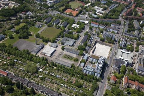 Unser Foto zeigt das Gelände der GFZ-Kaserne. Rechts verläuft die Straße "An der Goldgrube", die Baugrube befindet sich zwischen den beiden bestehenden Biontech-Häusern. Im Vordergrund sind die Kleingärten an der Jägerstraße zu erkennen.  Foto: Alfons Rath
