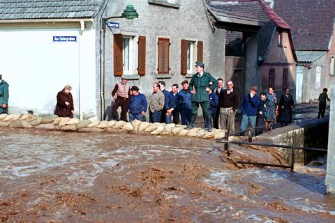Dieses Foto zeigt das letzte Hochwasser des Zaybachs im März 1963 nach der Schneeschmelze des ungewöhnlich starken Winters; die Straße „Am Ostergraben“ (Schild oben links) ist komplett überflutet. Archivfoto: Bretzenheimer Kurier