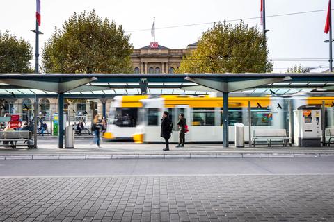 Vorm Mainzer Hauptbahnhof treffen sich die Straßenbahnen in Mainz.