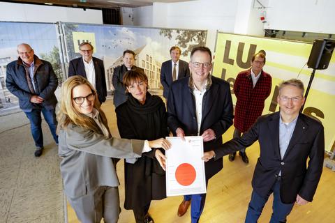 Die Bauherren haben von OB Michael Ebling und Baudezernentin Marianne Grosse jetzt die Baugenehmigung erhalten.  Foto: Sascha Kopp