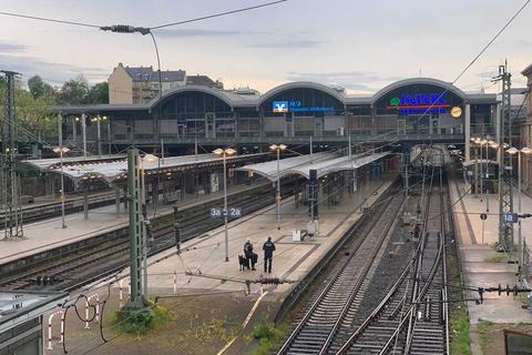 Der Mainzer Hauptbahnhof ist während des Einsatzes der Bundespolizei wie leergefegt. Foto: Fabius Leibrock