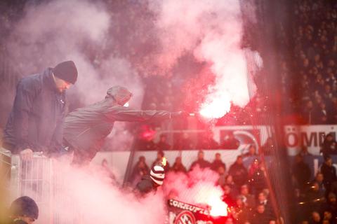 Beim Derby Mainz 05 gegen die Eintracht im Dezember zündeten Chaoten immer wieder Bengalos.