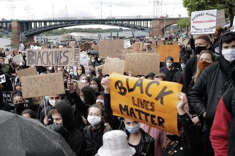 In Mainz demonstrieren am Samstagmittag Menschen unter dem Motto „Nein zu Rassismus“ gegen Polizeigewalt und Rassismus.  Foto: Stefan Sämmer