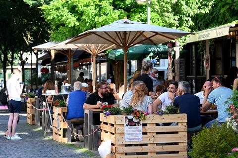 Größere Gruppen bis zu zehn Personen dürfen in Mainz wieder zusammenkommen - zum Beispiel im Außenbereich der Zeitungsente. Foto: hbz/Kristina Schäfer