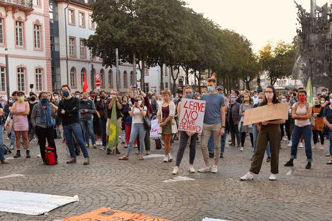 Die Kundgebung am Mainzer Schillerplatz zu den Vorfällen in Moria. Foto: hbz / Kristina Schäfer