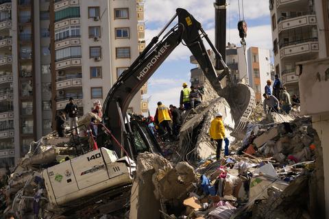 Adana in der Türkei: Mitglieder eines Rettungsteams suchen nach Menschen in einem zerstörten Gebäude.