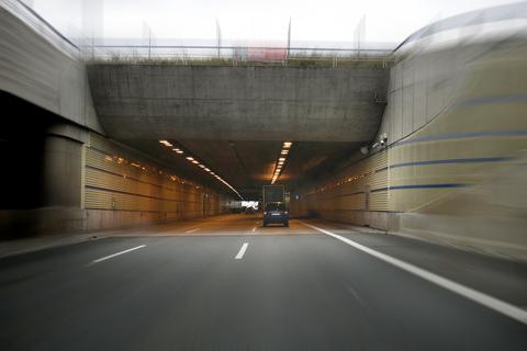 Im Tunnel auf der A 60 bei Hechtsheim wurde am Mittwoch ein Brandalarm ausgelöst. Es kam zu Einschränkungen im Verkehr. Archivfoto: Sascha Kopp