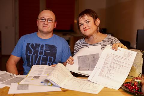 Ihre von der Polizei einkassierten Handys und Impfpässe haben Patrick und Alexandra Kossmann bis heute nicht wieder bekommen. Vorerst bleiben nur Kopien.  Foto: Sascha Lotz