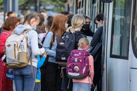 Beim Schlange stehen am Schulbus - hier eine Szene in Mainz - kann der Corona-Abstand nicht eingehalten werden. Auch während der Fahrt stehen die Schüler dicht gedrängt. Foto: Sascha Kopp