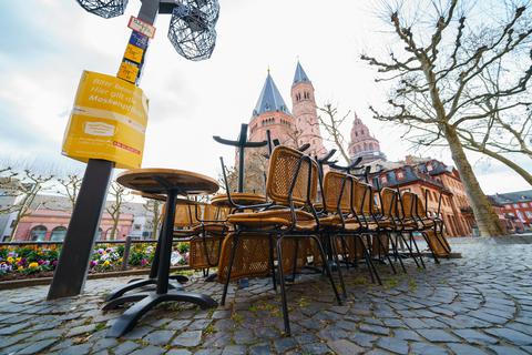 Draußen sitzen und einen Kaffee oder ein Bier trinken? Das ist im Mainz zumindest im Freien ab Donnerstag wieder möglich. Foto: Sascha Kopp