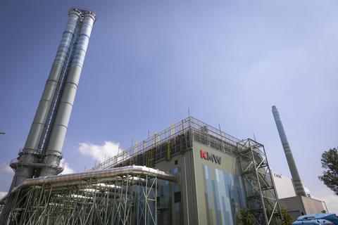 Aus Gas wird Strom: Vorne ist das neue Blockheizkraftwerk der KMW auf der Ingelheimer Aue zu sehen, rechts der hohe Schornstein des älteren Kombikraftwerks.  Foto: Tim Würz