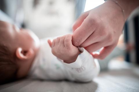 ARCHIV - 30.12.2019, Nordrhein-Westfalen, Oberhausen: Ein Baby klammert sich an den Finger seiner Mutter. (Zu dpa "Geburtenrate bei 1,6 pro Frau" vom 08.11.) Foto: Fabian Strauch/dpa +++ dpa-Bildfunk +++