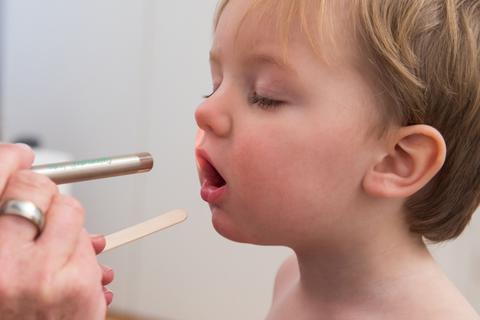 Untersuchung Mund und Rachen: Kind beim Kinderarzt