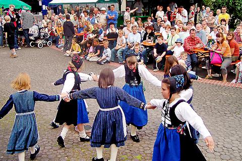 Isemarfest 2004 in Eisemroth: Zu den Gruppen, die im unterhaltsamen Nachmittagsprogramm mitgewirkt haben, gehörten auch diese jungen Volkstänzerinnen aus Obereisenhausen.  Archivfoto: unbekannt