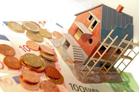 Die steigenden Bauzinsen verteuern die Finanzierung von Immobilien.  Foto: dpa