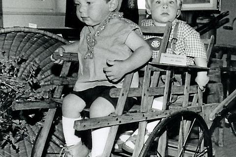 Es ist aufgelöst: Diese Jungs sind Sebastian Schwarz (l.) und sein Neffe Daniel Schneider, wobei der fast einen Monat älter ist als sein Onkel. Die beiden saßen 1992 in einem Zwillingskinderwagen des Regionalmuseums Eschenburg in Eiershausen.  Archivfoto: Rudolph