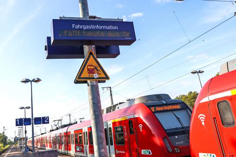 Am Bahnhof Ost in Wiesbaden fährt die S-Bahn wegen des Bahnführerstreiks nur einmal pro Stunde. Foto: René Vigneron