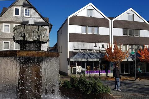Die Stadt Haiger will das „Haus Ehe“ (rechts) kaufen. In dem Gebäude, auf der anderen Seite des Marktplatzes, könnte ein Teil der Verwaltung und das Hessentagsbüro für das Landesfest im Juni 2022 untergebracht werden.   Foto: C. Weber