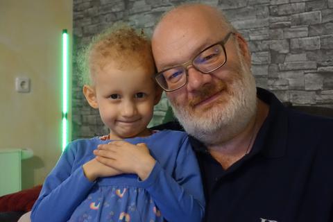 Clara und ihr Papa Carsten Heil brauchen noch passende Spender, mit deren Hilfe die Heilungschancen des Mädchens steigen.                 Foto: Hendrik Jung